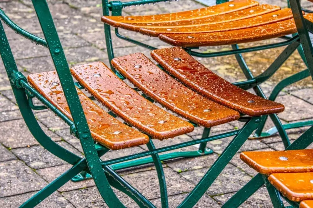 Gartenmöbel winterfest machen: Was Holz, Metall, Kunststoff und Polster brauchen