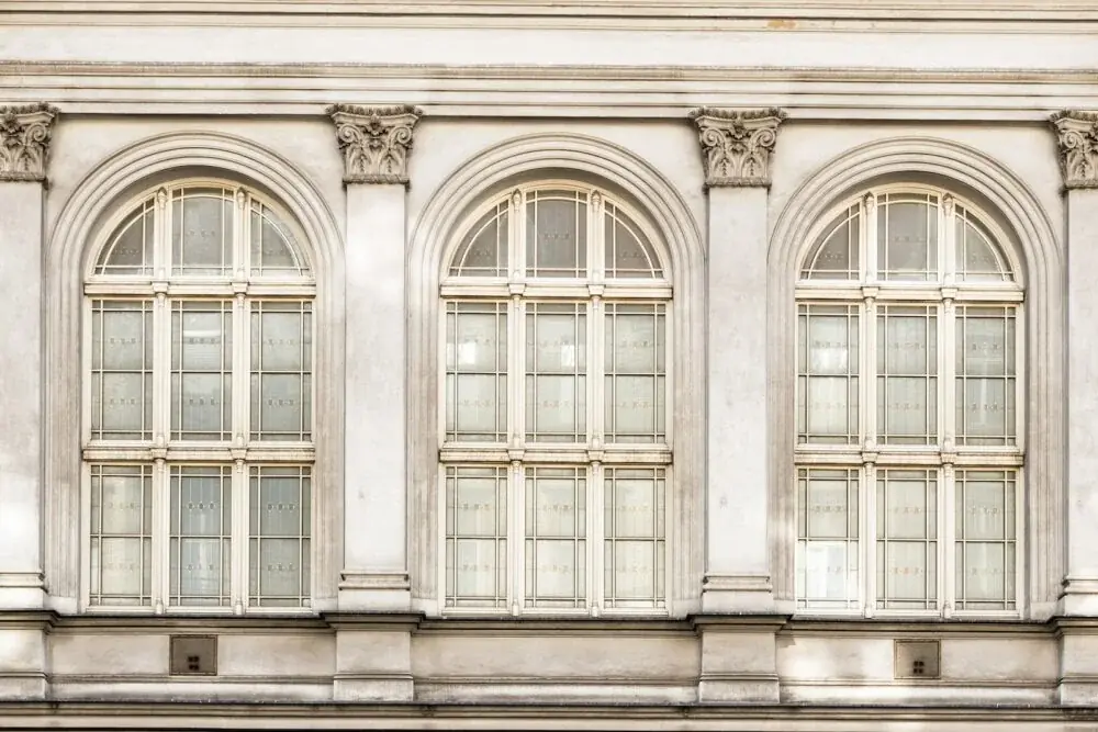 Sichtschutzfolie am Fenster anbringen ohne Blasen und Glasbruch