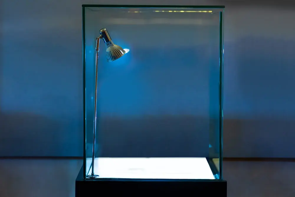 Vitrinen und Glasregale sicher montieren