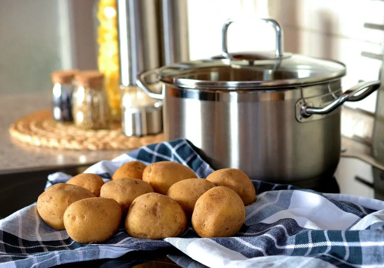 Selbst kochen, Fertiggericht oder Lieferdienst: der Vergleich in Euro, Minuten und Gramm Salz