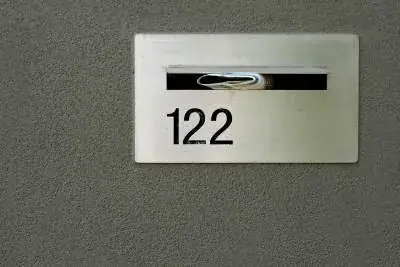 Briefkasten aus Edelstahl: Normmaße nach DIN EN 13724, Montagehöhe und die richtige Stahlsorte
