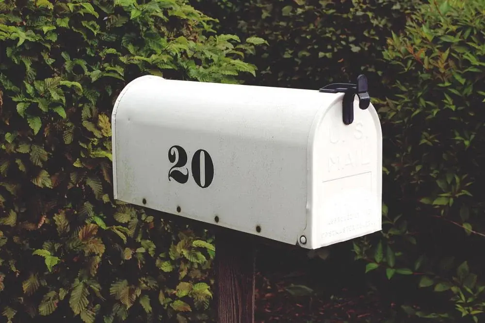 Weißer Briefkasten: Welche Beschichtung draußen hält und wie sie weiß bleibt
