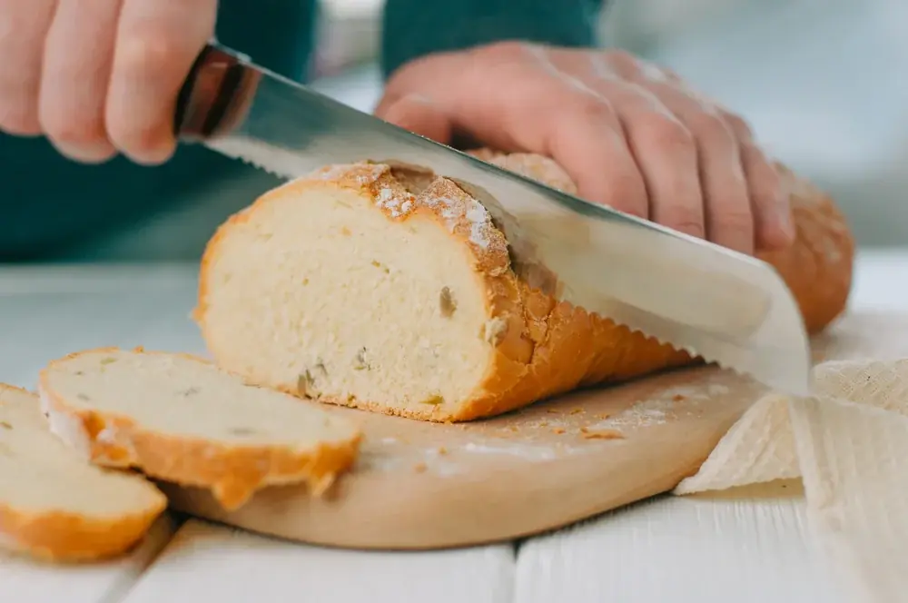 Brotmesser kaufen: Wellenschliff oder glatte Klinge, welche Länge und warum das Nachschärfen schwierig ist