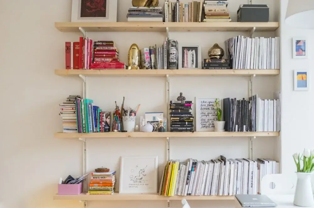 Bücherregal selber bauen: Materialstärke, Fachbreite und Kippsicherung