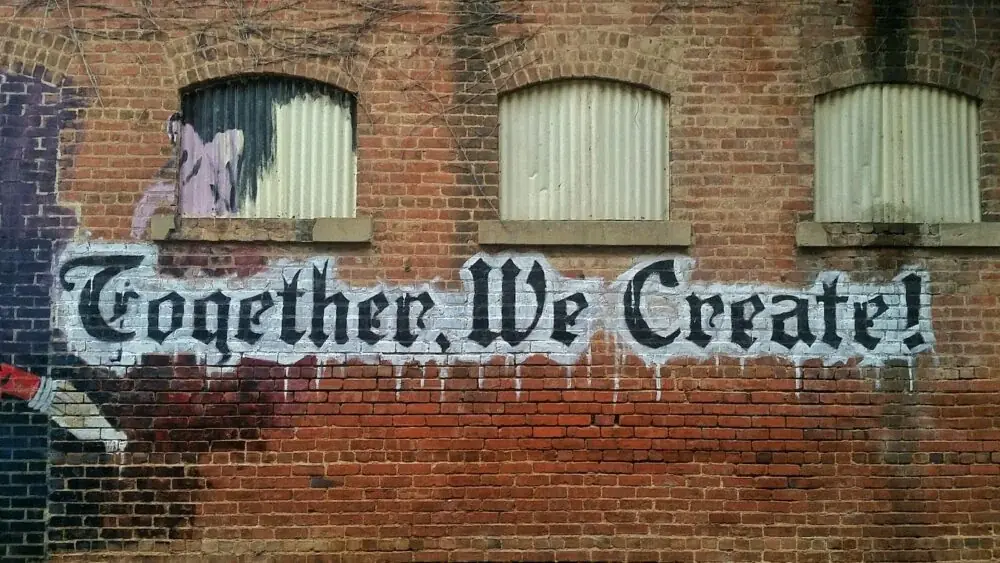 Bilder und Gemälde richtig an der Wand anbringen