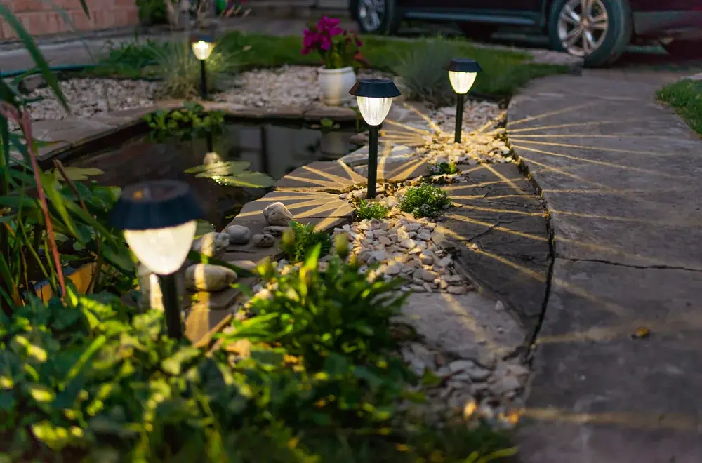 Solarleuchten im Garten anbringen, ohne Elektriker und ohne Erdkabel