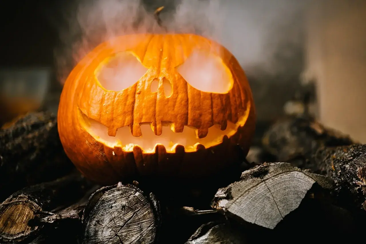 Herbstdeko für draußen: Schutzart, Windfestigkeit und Schimmel an Naturmaterialien