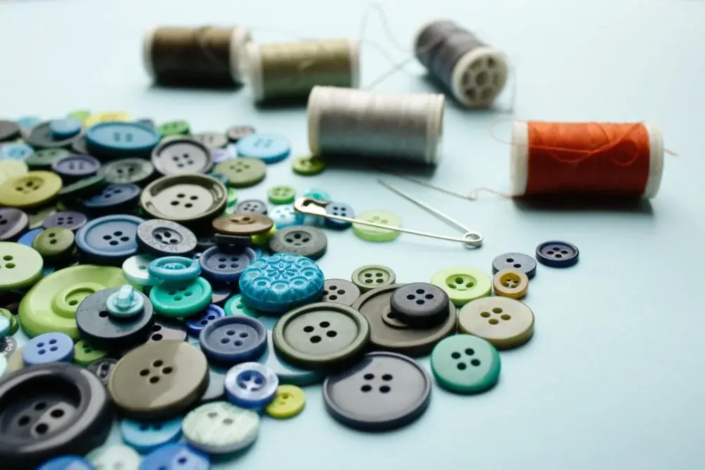 Baumschmuck aus alten Knöpfen: Material, Gewicht und die Kerzenfrage