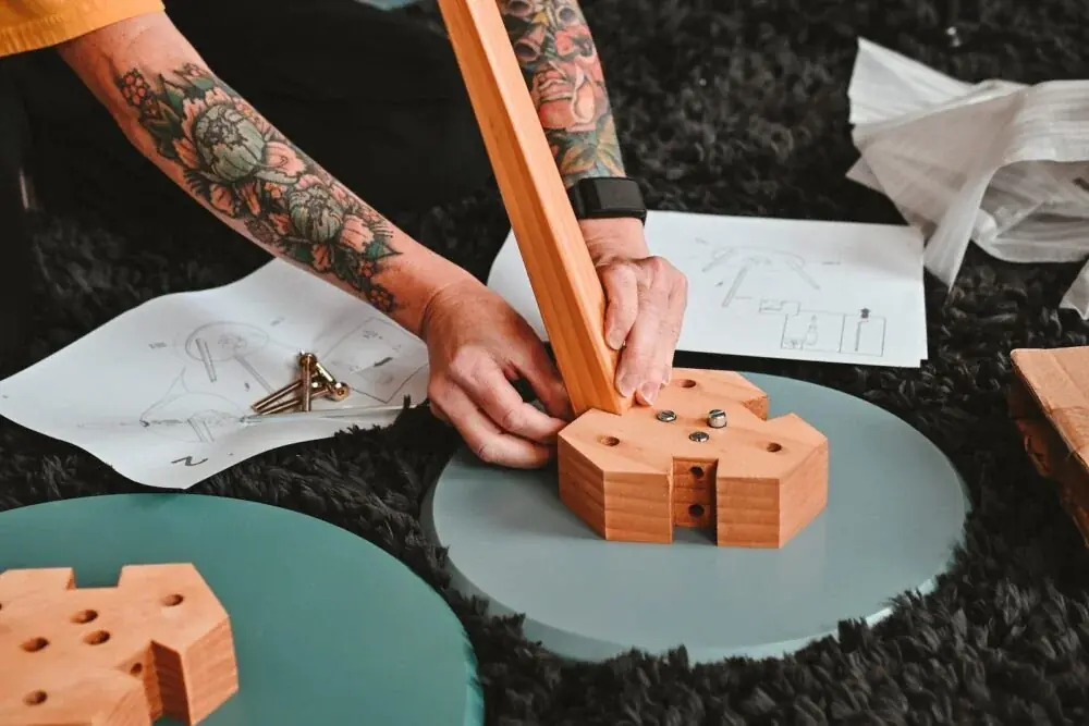 Beistelltisch aus Holz selber bauen: Welche Verbindung hält ohne sichtbare Schrauben?