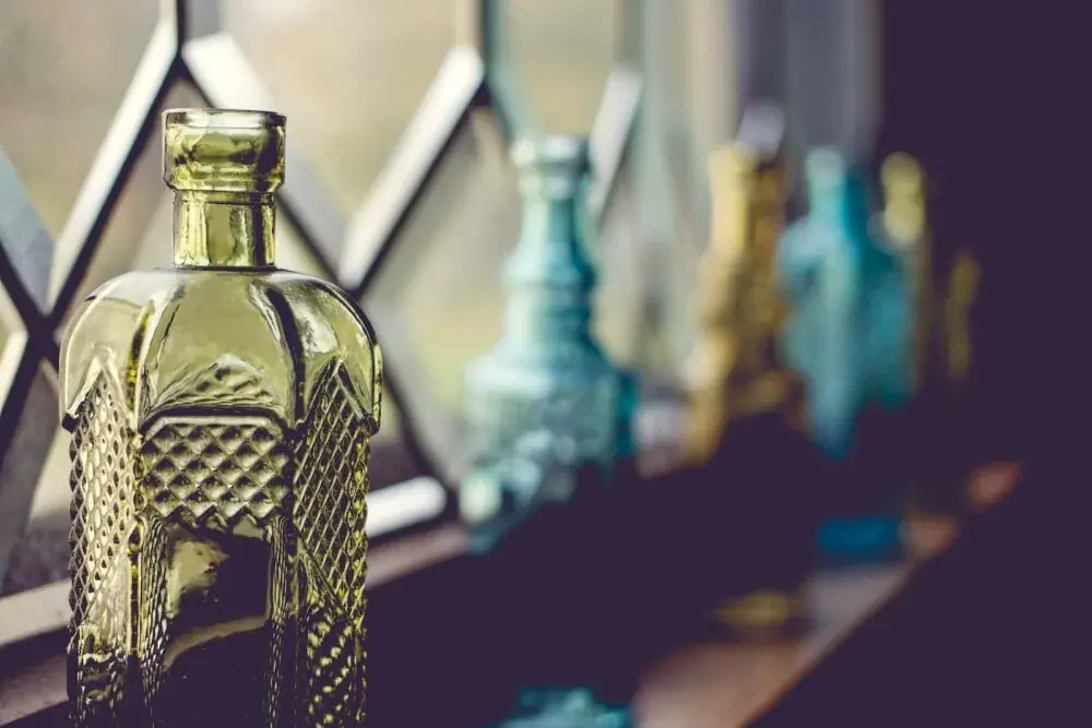 Besteckhalter aus alten Flaschen bauen: Glas sauber trennen, Kanten entschärfen, Halterung konstruieren