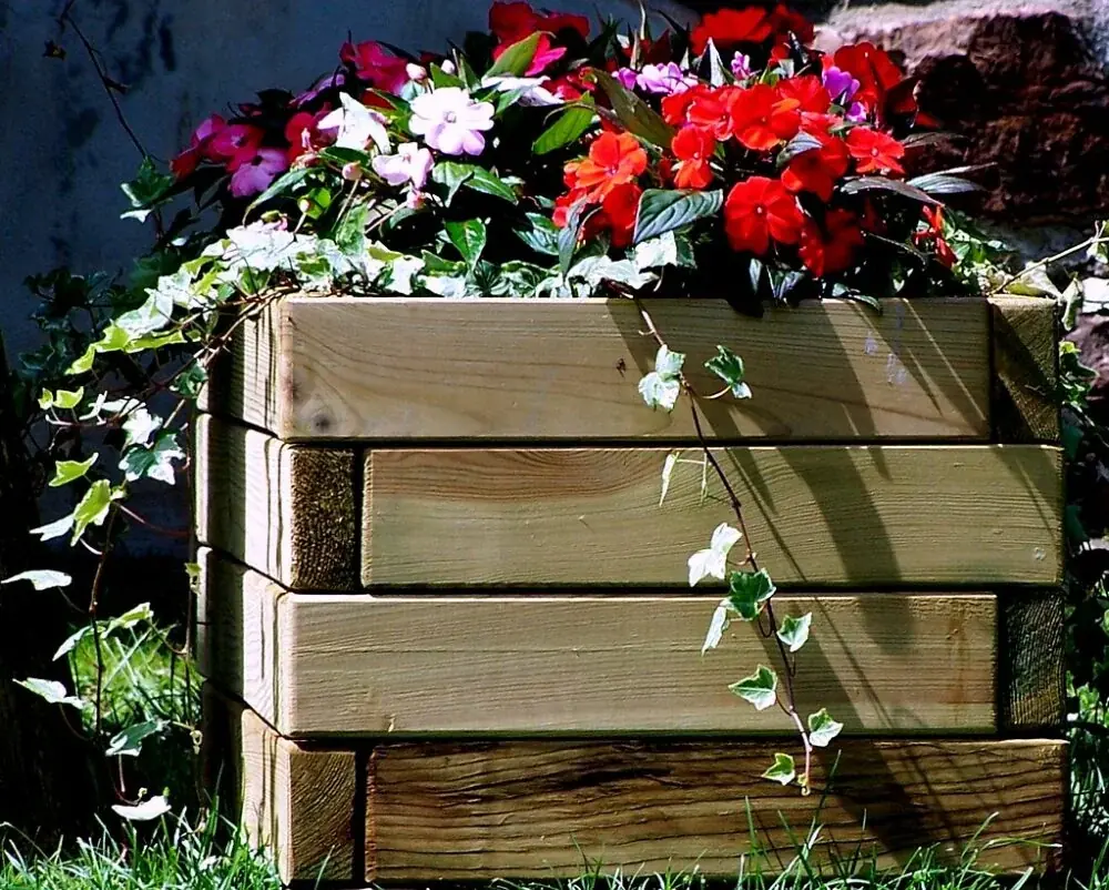 Blumenkasten aus altem Gitter: Rost, Schnittkanten und 20 Kilogramm nasse Erde