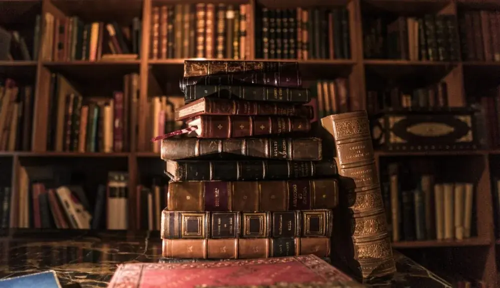Tablethalter aus einem alten Buch: Was Sie vorher über den Wert und die Statik wissen sollten