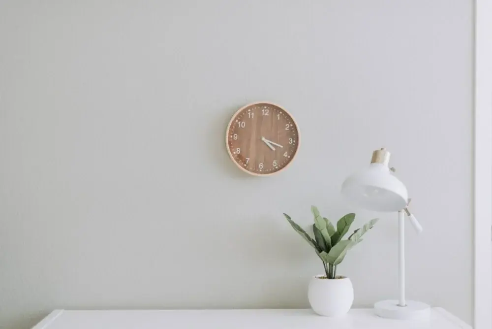 Wanduhr aus einer Baumscheibe bauen und den Riss vom Mark nach außen einplanen