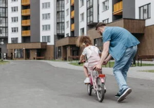 Unfallgefahr für Kind ohne Fahrradhelm