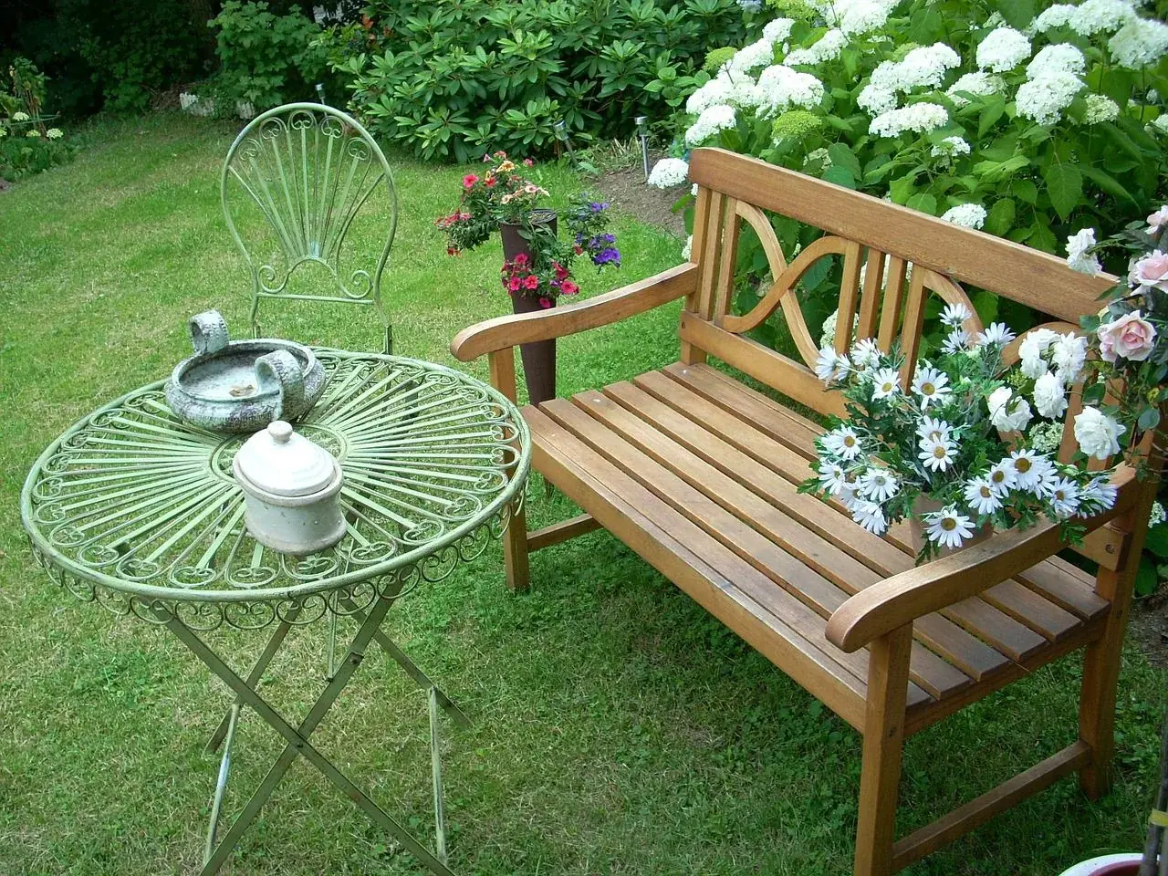Gartenbank kaufen: welches Material wie lange draußen hält