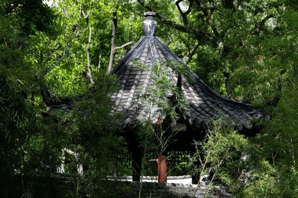 Gartenpavillon aus alten Vorhängen: Windlast, Verankerung und was der Stoff aushält