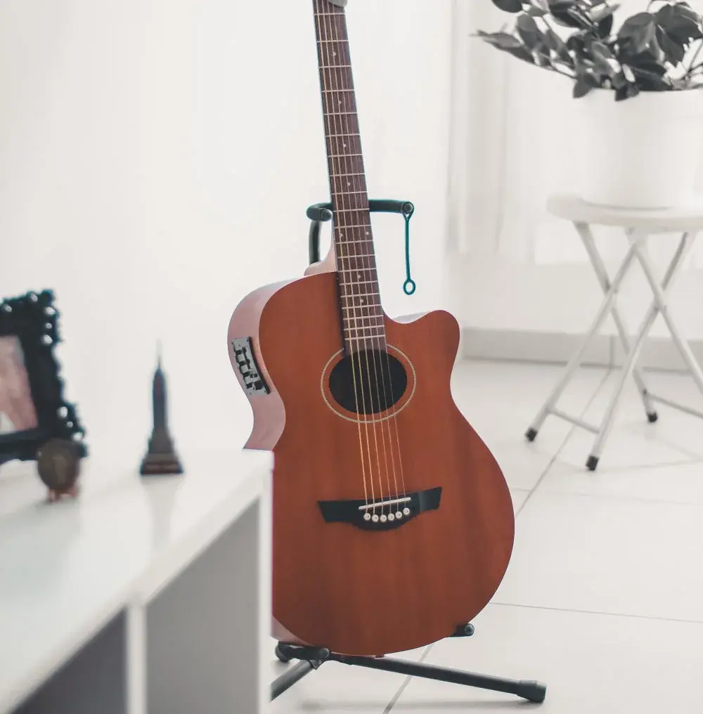 Gitarrenständer: Warum die weichen Auflagen den Lack angreifen können