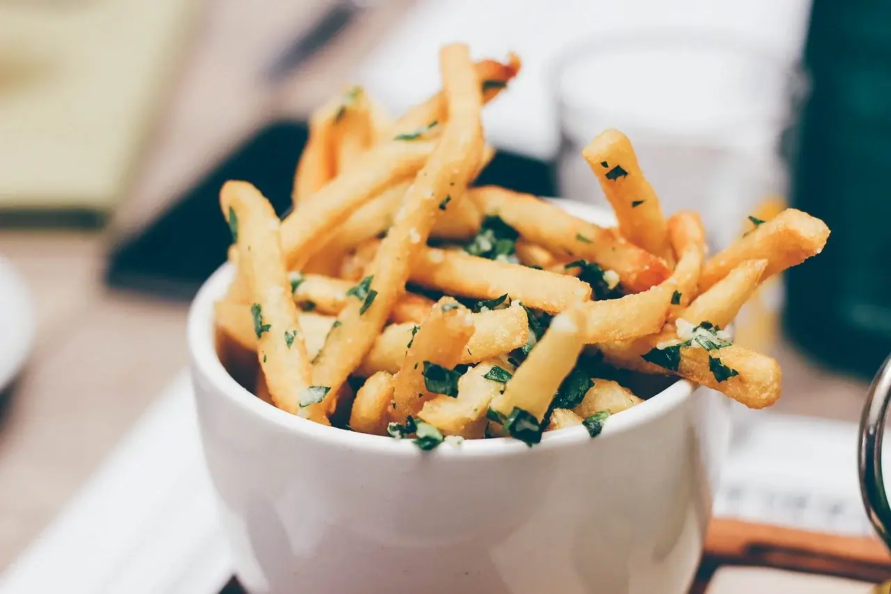 Pommes in der Heißluftfritteuse: Temperatur, Menge und die Acrylamidfrage