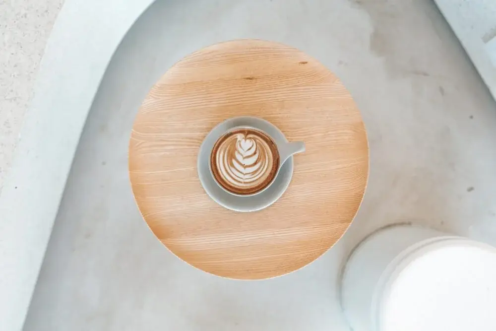 Kaffeetassenhalter aus Holz: Hakenabstand, Traglast und was eine volle Tasse wiegt