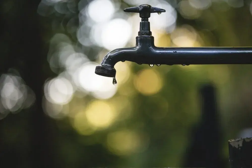 Kleiderstange aus Wasserrohren bauen: Traglast, Fittings, Befestigung