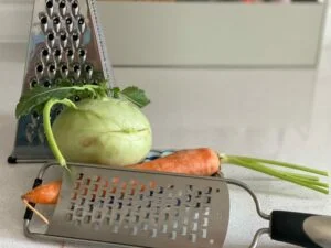 Grobe Reibe mit Gemüse