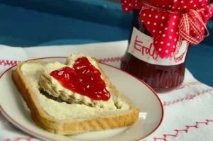 Marmeladenfleck auf einem hellen Stoff