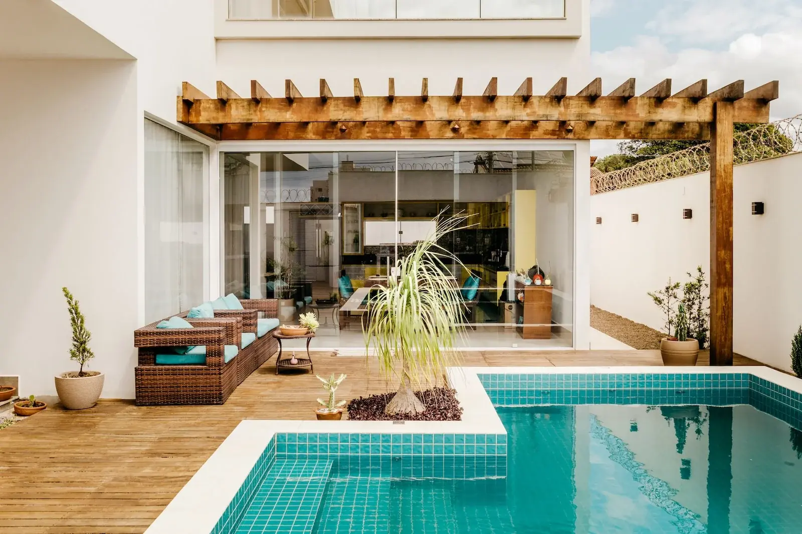 Materialien für die Pergola: Welches Holz hält, wo Aluminium besser ist