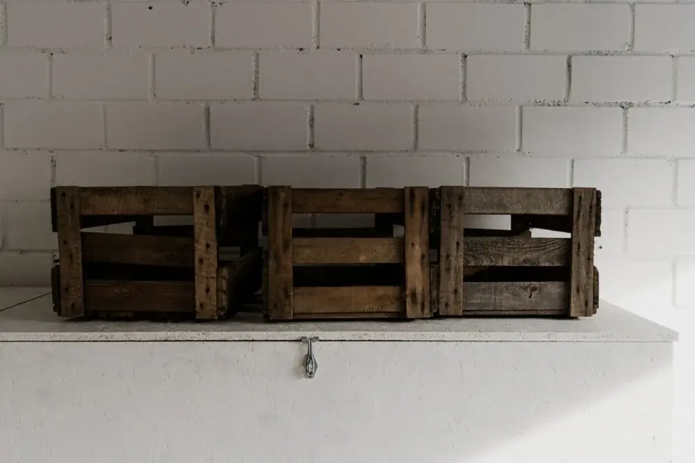 Nachttisch aus Weinkisten bauen: Höhe berechnen, Klammern nacharbeiten, Kippen verhindern
