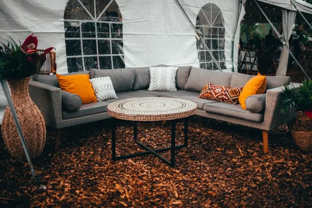 Outdoor-Lounge aus Europaletten: Sitzhöhe, Rückenlehne und Schutz vor Bodenfeuchte