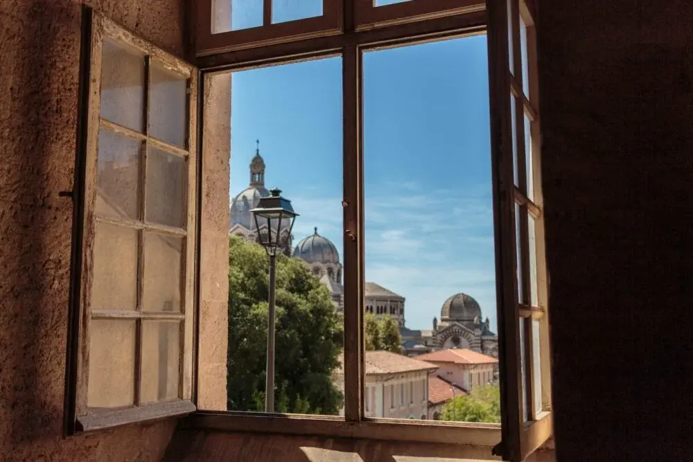 Paravent aus alten Fensterrahmen bauen: Gewicht, Glas und Standsicherheit