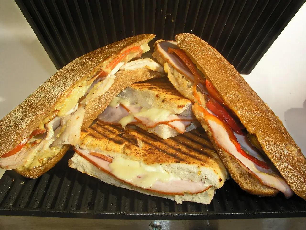 Sandwichmaker: Beschichtung, Reinigung, heiße Gehäuse und der Unterschied zum Kontaktgrill