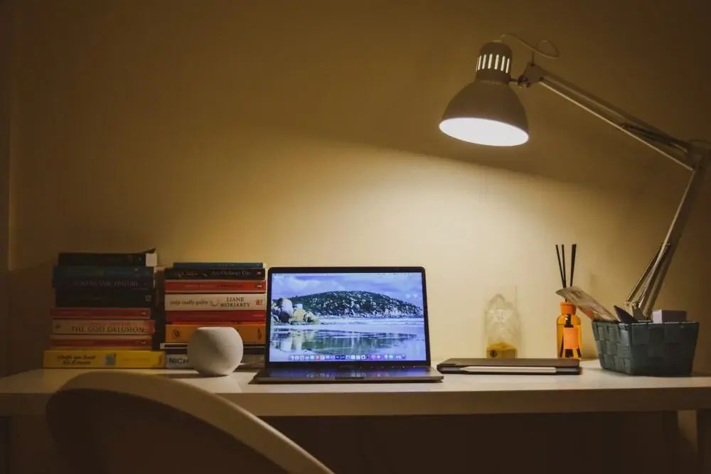 Schreibtischlampe auswählen: 500 Lux, Blendung und der Schatten der Schreibhand