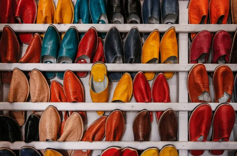 Schuhregal selber bauen mit der richtigen Tiefe, Fachhöhe und Kippsicherung