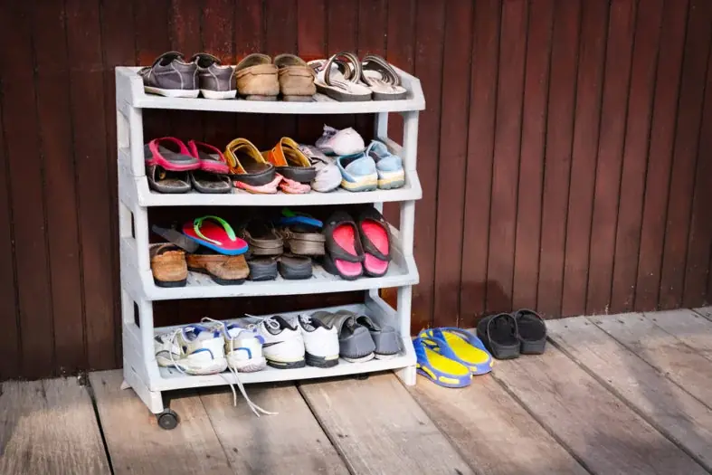 Schuhregale: welche Tiefe passt und wie Sie Geruch vermeiden