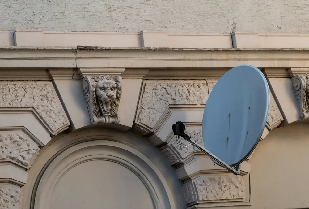 Satellitenschüssel an der Hauswand montieren: Standort, Erdung und Ausrichtung