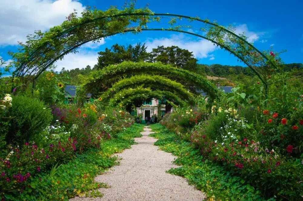 Schaukel und Klettergerüst im Garten montieren: Fallraum, Fundament, Fangstellen