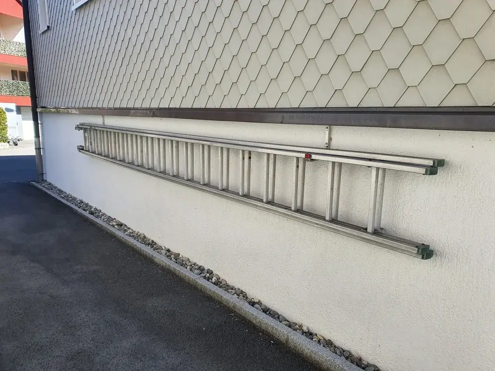 Leiterhalterung montieren: was die Wand tragen muss und wie viele Haken nötig sind