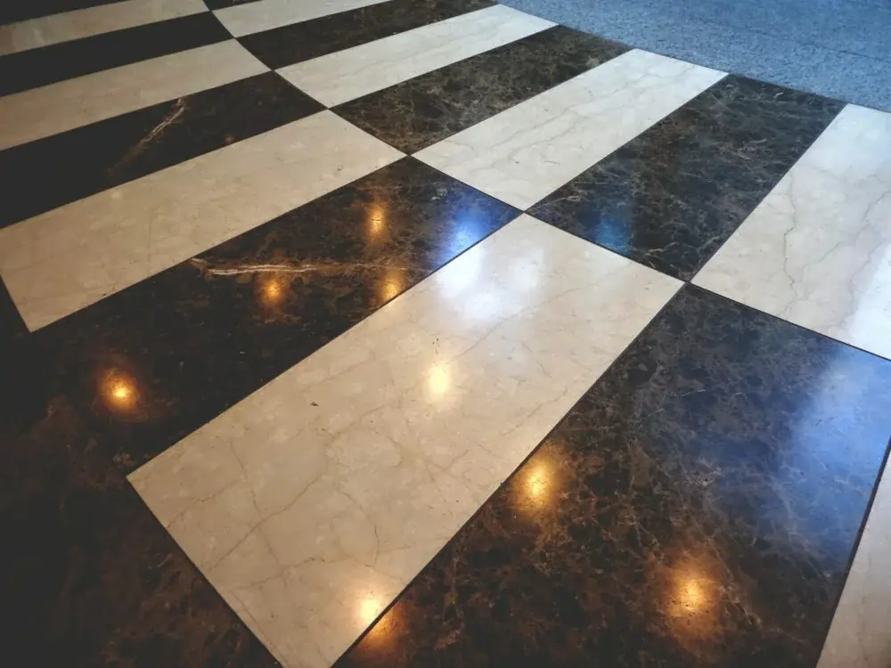 Laminat reparieren: Welcher Schaden sich ausbessern lässt und welcher nicht