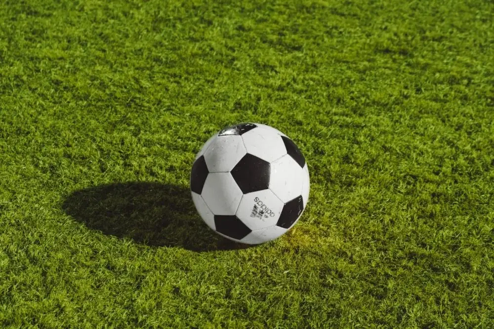Tischfußball aus Karton bauen: Maße, Verstärkung an den Stangenlöchern und was er wirklich aushält