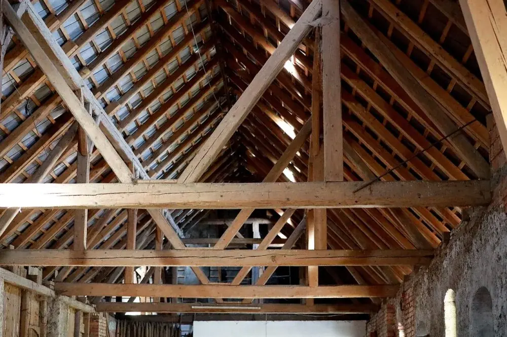 Holz im Dachstuhl: Konstruktionsvollholz, Brettschichtholz und die richtige Holzfeuchte