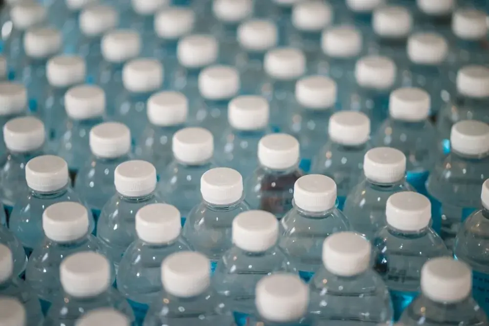 Wandgarten aus alten Plastikflaschen: Gewicht, Befestigung und die Lebensdauer von PET