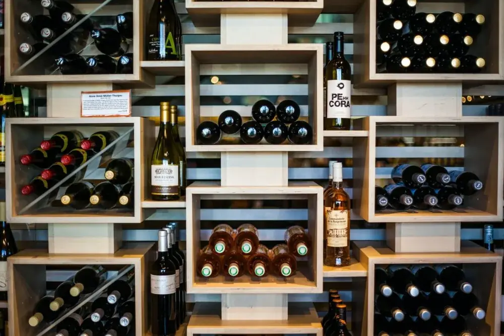 Weinregal selber bauen mit Fachmaßen für liegende Flaschen und ehrlicher Lastrechnung