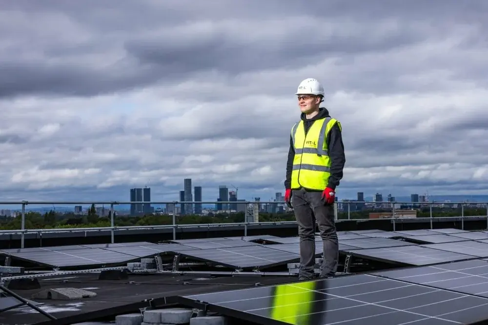 Terrassenüberdachung mit Photovoltaik: Zulassung, Schneelast und was die Einspeisung bringt