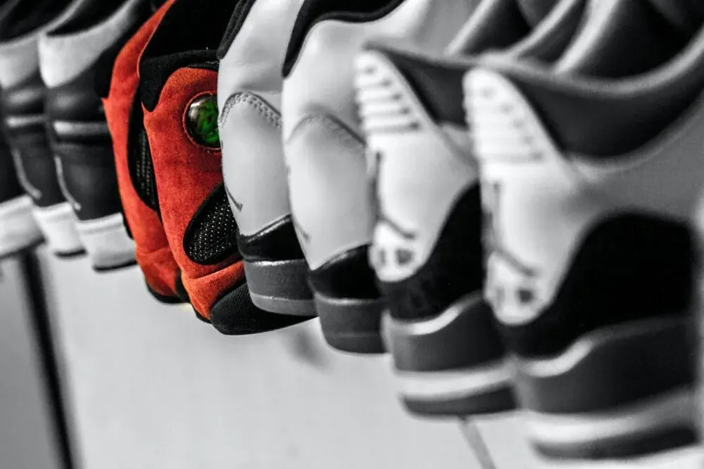 Wandregal für Schuhe: Tiefe, Belüftung und Kippsicherung im Flur