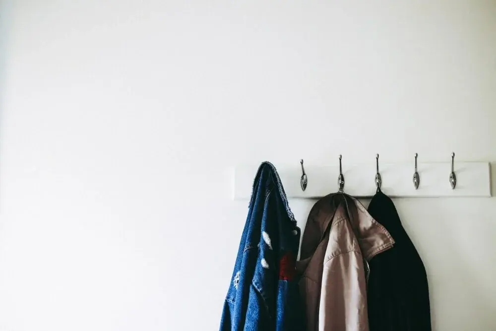 Garderobe im Flur befestigen: welche Last wirklich an der Wand hängt