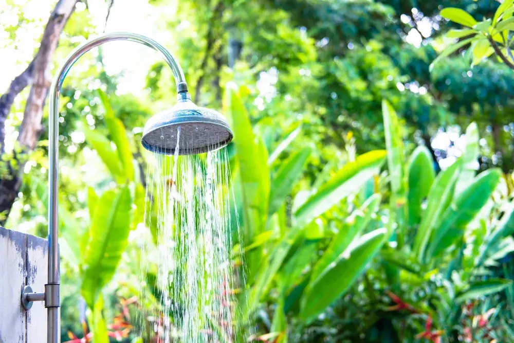 Gartendusche und Außenarmatur befestigen, ohne Frostschaden zu riskieren
