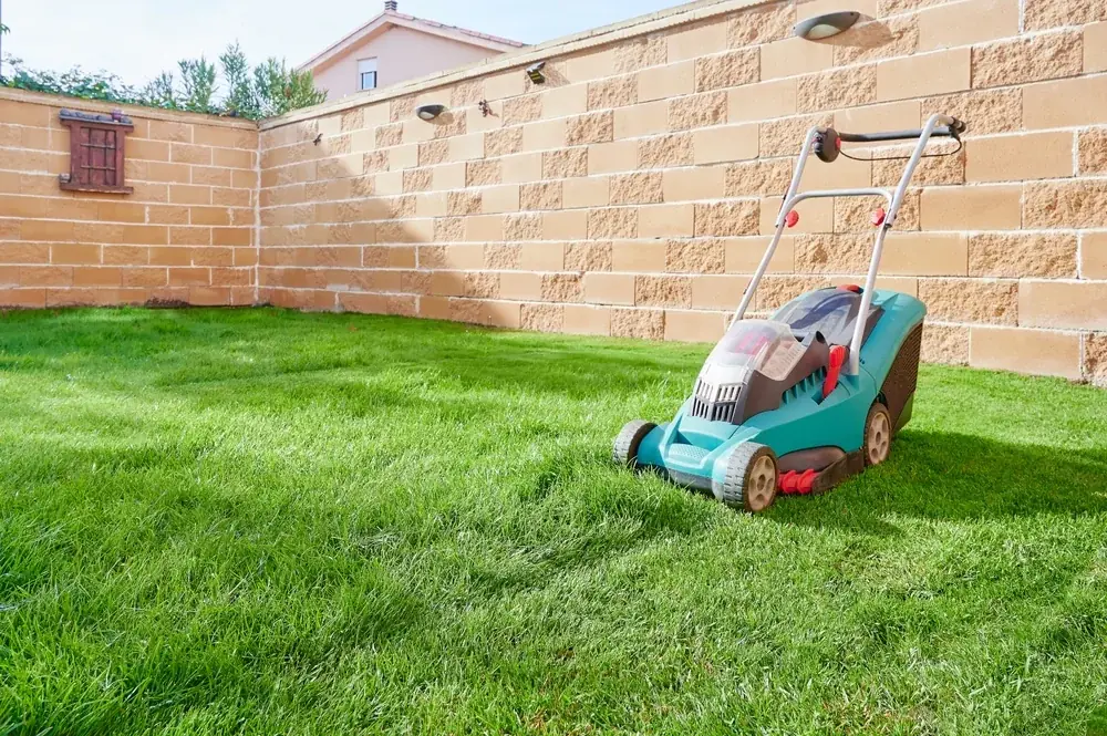 Rasenmäher an der Garagenwand aufhängen: Gewicht, Halterung und Motorlage