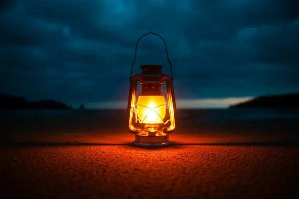 Deckenlampe montieren und anschließen, ohne sich in Gefahr zu bringen