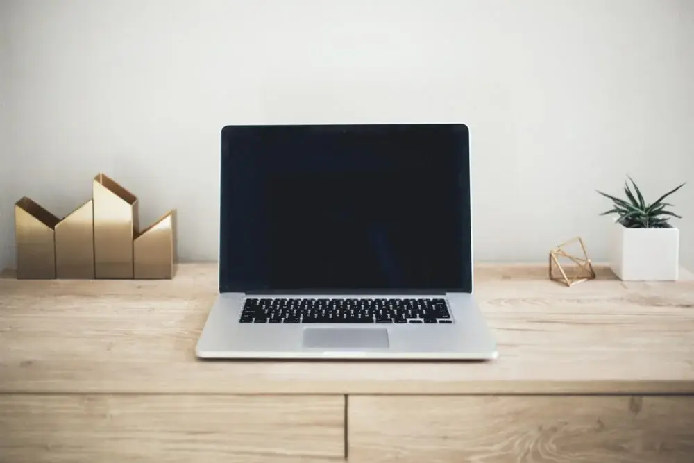 Laptop-Display gesprungen: Diagnose, Ersatzteilsuche und die ehrliche Kostengrenze