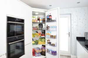Grundwissen Kühlschrank – Tipps zur korrekten Reinigung und Befüllung